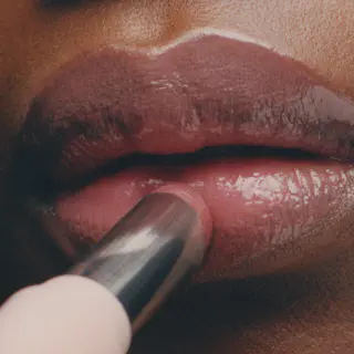 /img/39460-glossier-editing.webp